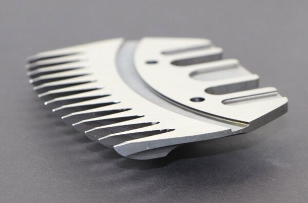 714-025-scallop-cmelid-comb-heiniger 714-025 (EA) - Heiniger Camelid Comb